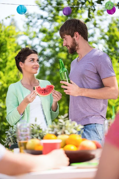 Äta en vattenmelon — Stockfoto