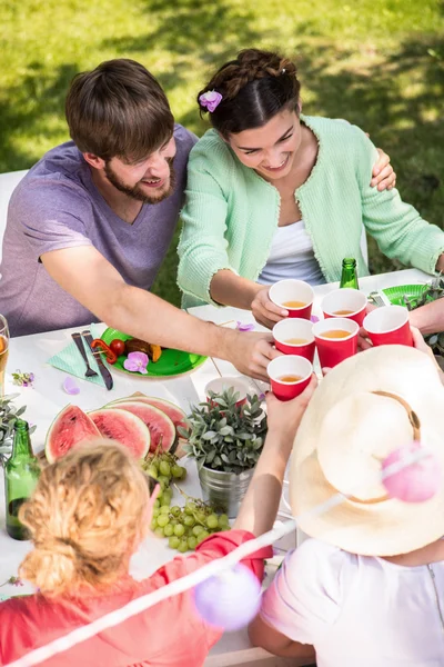 Foreslår en skål – stockfoto