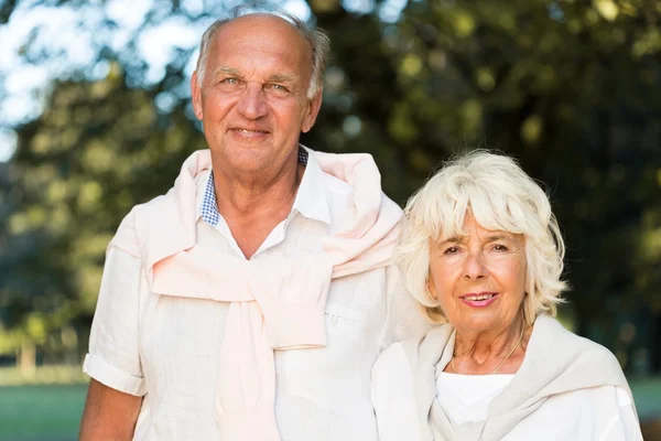 Retrato sonriente del matrimonio de ancianos —  Fotos de Stock