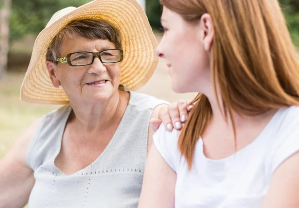 Eftermiddag promenader med de närmaste — Stockfoto