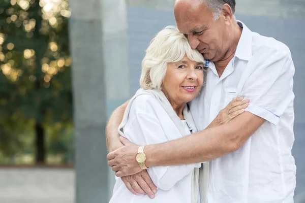 Senior marriage hugging — Stock Photo, Image