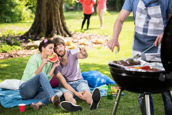 Fare selfie durante il barbecue — Foto Stock