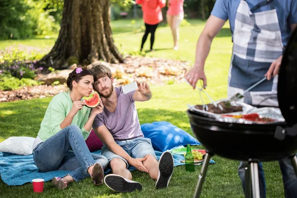 Tomar selfie durante o churrasco — Fotografia de Stock