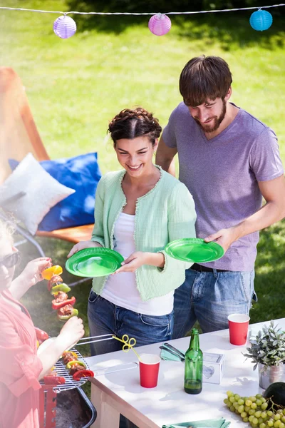 Schaschlik essen — Stockfoto