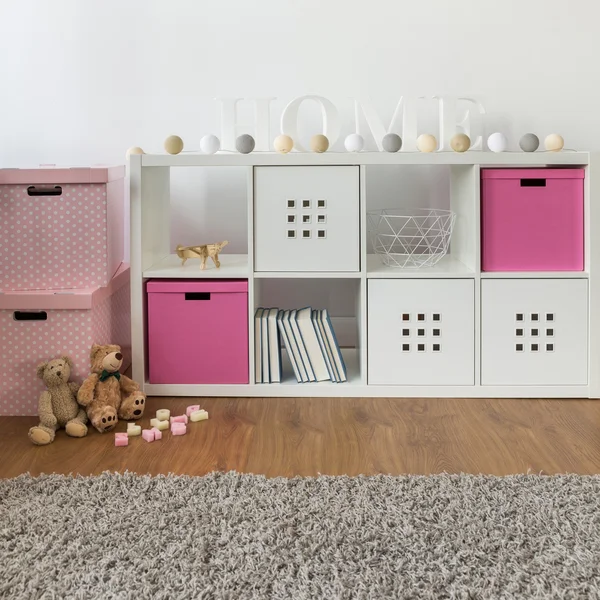 Коммод с розовыми коробками — стоковое фото