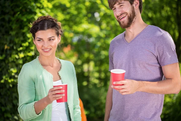 Ein Bier trinken — Stockfoto