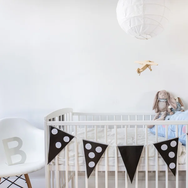 Witte kinderbed met decoratie — Stockfoto