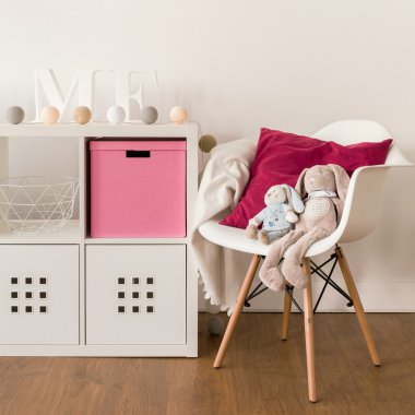 Beyaz kabine ve sandalye