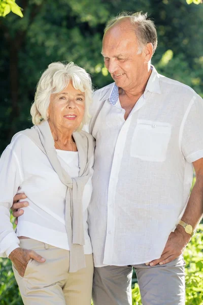 Sonriente matrimonio de ancianos —  Fotos de Stock