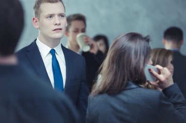 Bütün bu insanlar arasında yalnız hissediyor