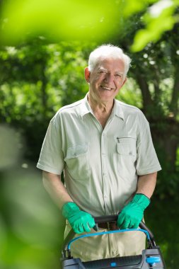 Komuta sizde bir çim biçme makinesi ile