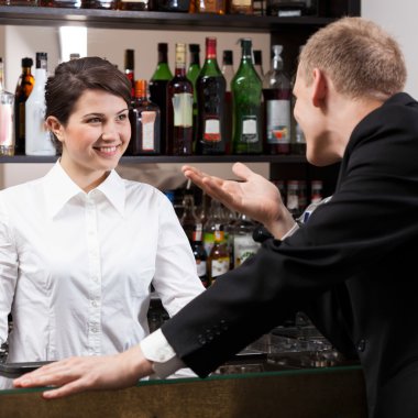 Yakışıklı istemci sevimli kız bar ile konuşmak