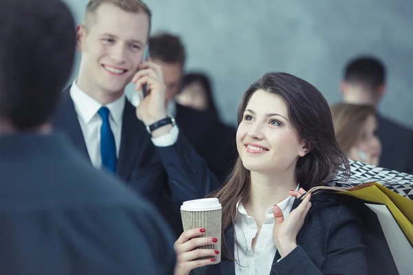 Kleine Pause von der Arbeit im Einkaufszentrum — Stockfoto