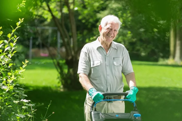 Yaşlı adam çim biçme