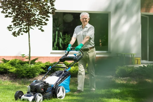 Bahçede çalışıyorum.