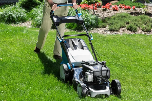 Modern çim biçme makinesi — Stok fotoğraf