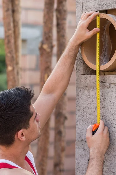 Nauwkeurige meting essentieel in zijn werk — Stockfoto