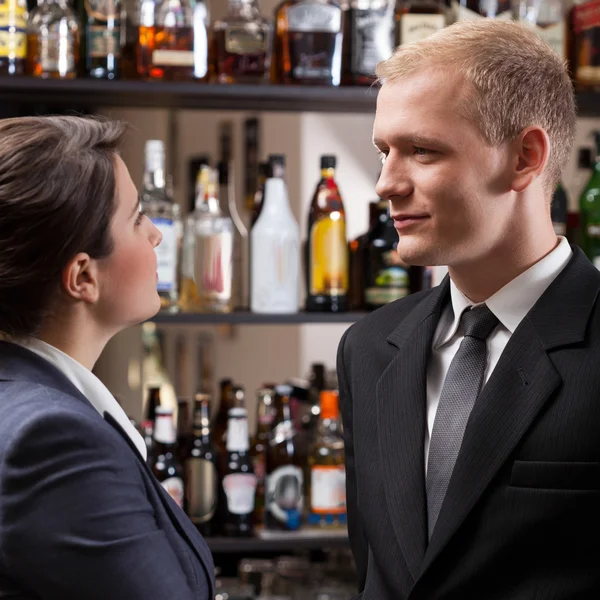 Empregados em um pub após o trabalho, vertical — Fotografia de Stock