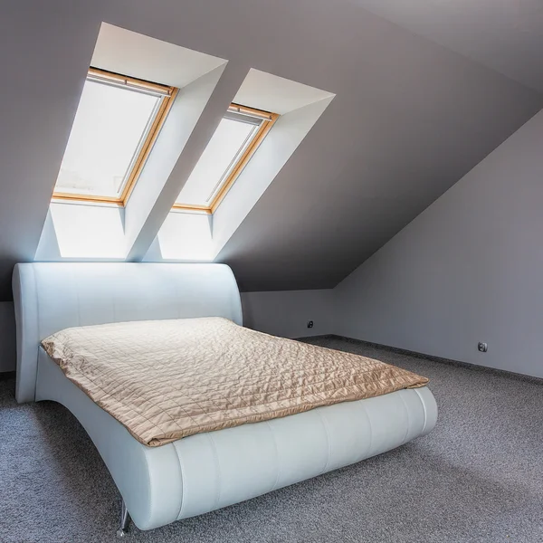 Urban apartment - weißes Bett — Stockfoto