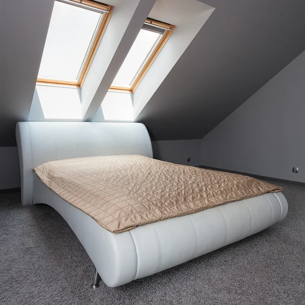 Miejskim mieszkaniu - nowoczesne łóżko — Zdjęcie stockowe