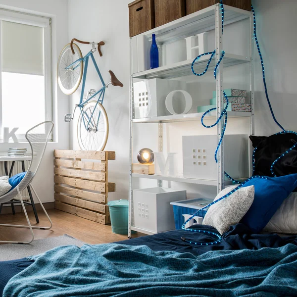 Kleine kamer ingericht met blauwe tinten — Stockfoto