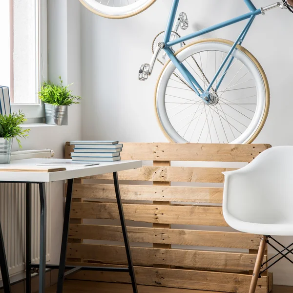 Verticale afbeelding van trendy fiets in kleine kamer — Stockfoto