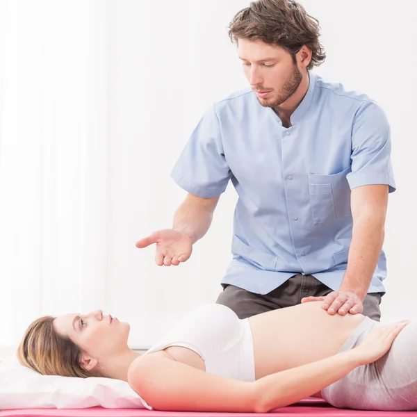 Exercício respiratório para mulher grávida — Fotografia de Stock