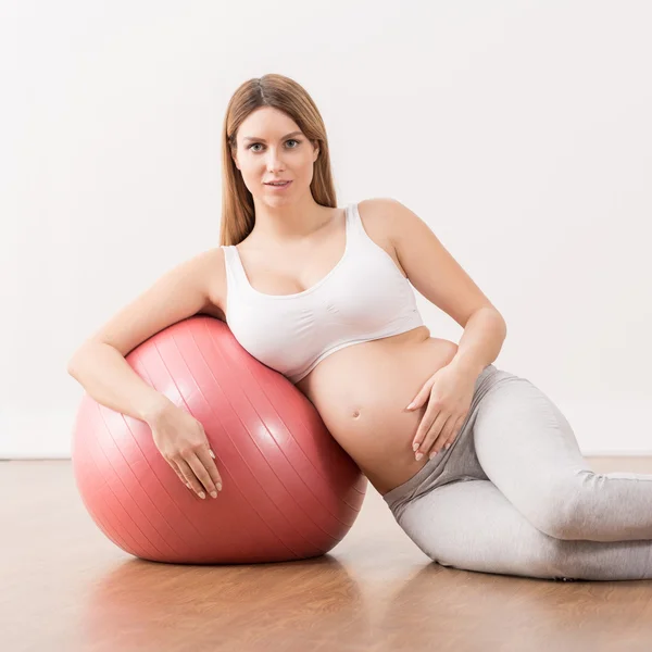 Mulher grávida se exercitando em casa — Fotografia de Stock