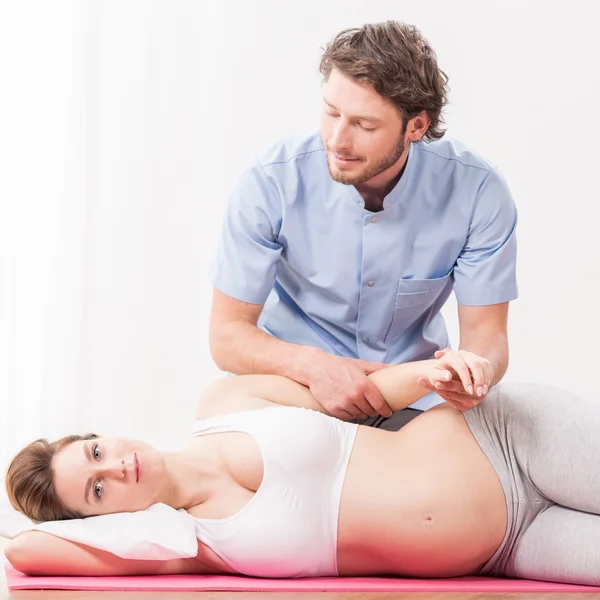 Kvinnan besökande sjukgymnast — Stockfoto