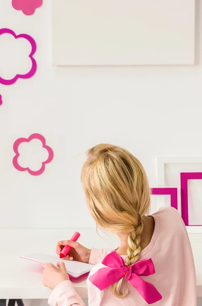 Menina no quarto — Fotografia de Stock