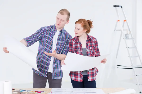 Presenting his visual concept to her — Stock Photo, Image