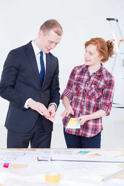 Faire les derniers choix considérant son nouvel appartement — Photo