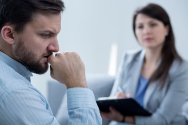 Hüsrana uğramış genç adam.