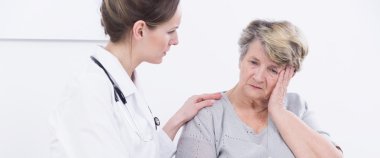 Ofiste baş ağrısı olan hasta