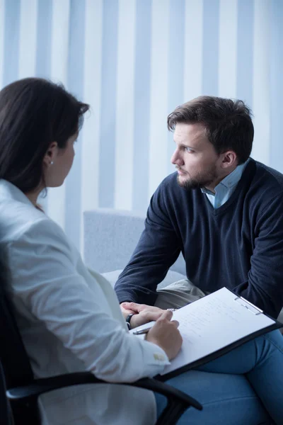 Mann beim Psychotherapeuten — Stockfoto