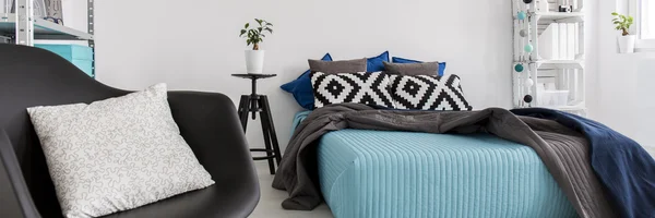 Декоративний текстиль в спальні — стокове фото