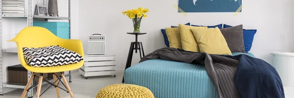 노란색과 청록색 침실 디자인 — 스톡 사진