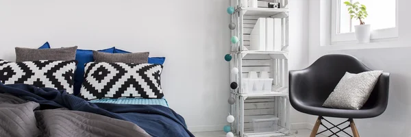 Patterned pillows in bedroom — Stock Photo, Image