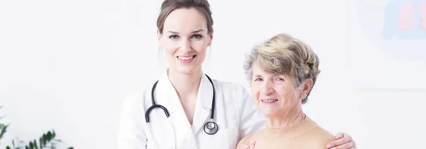 Senhora feliz e seu médico — Fotografia de Stock