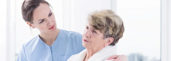 Médico cuidador y paciente preocupado — Foto de Stock