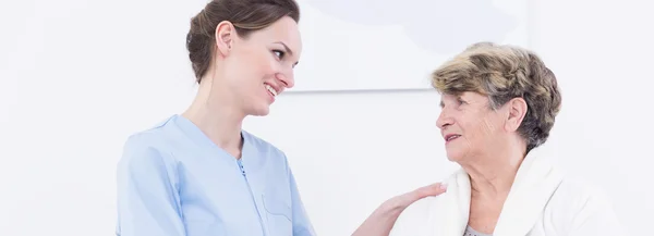 Nurse cheering up the patient — Stock Photo, Image