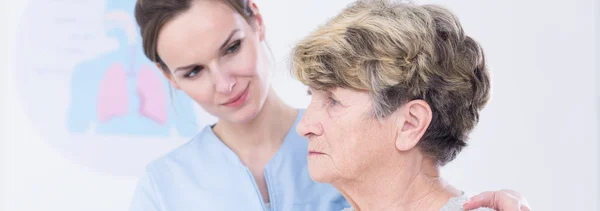 Es bueno tener el apoyo del médico. — Foto de Stock