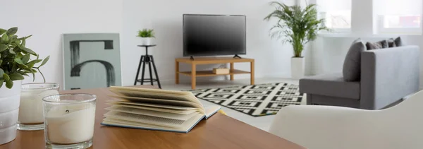 Uw woonkamer gebruiken voor het lezen en ontspannen — Stockfoto