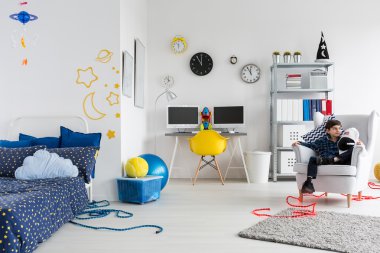 Bir gün ünlü bir astronot olacak!