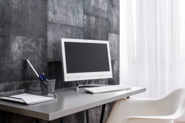 Modern bilgisayar masası minimalizm sevenler için