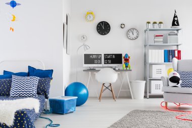 Yatak odası alanı aksan dolu