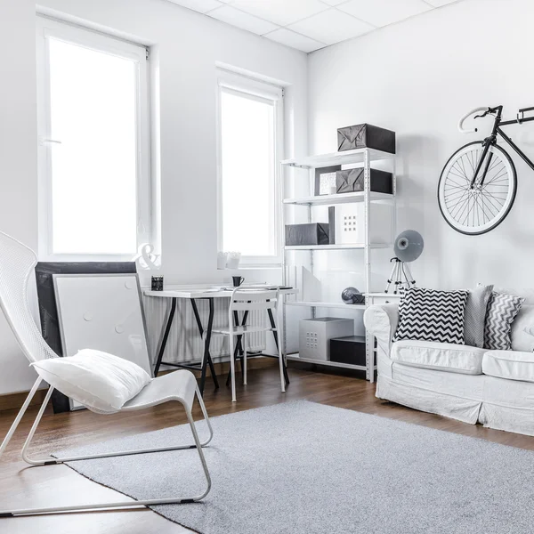 Sala de estudio en blanco y negro — Foto de Stock