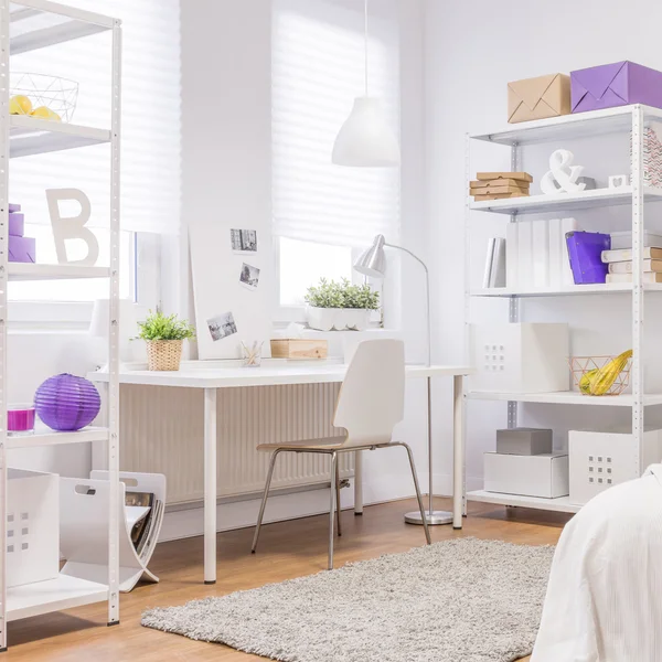 白色和紫色的室内设计 — 图库照片