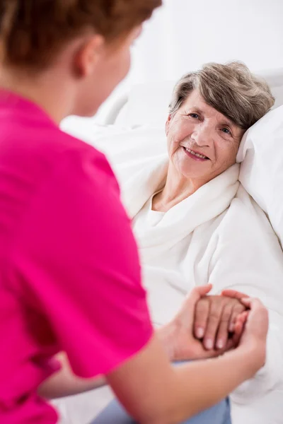 Verpleegkundige ondersteunende patiënt — Stockfoto