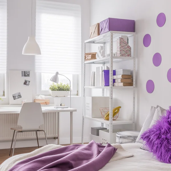 Desain ruangan berwarna ungu dan putih — Stok Foto